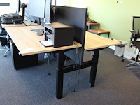 Dubbelzijdig elektrisch zit-sta bureau omt met akoestische scheidingswand, stekkerdoos en 2 verrijdbare lad... onderdeel van combinatiekavel combinatie van 4 dubbelzijdige elektrisch zit-sta bureau omt met akoestische scheidingswand, stekkerdoos en 2 verrijdbare ladekasten.