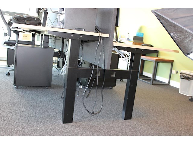 Dubbelzijdig elektrisch zit-sta bureau omt met akoestische scheidingswand, stekkerdoos en 2 verrijdbare lad... onderdeel van combinatiekavel combinatie van 4 dubbelzijdige elektrisch zit-sta bureau omt met akoestische scheidingswand, stekkerdoos en 2 verrijdbare ladekasten. - afbeelding 2 van  4