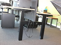 Dubbelzijdig elektrisch zit-sta bureau omt met akoestische scheidingswand, stekkerdoos en 2 verrijdbare lad... onderdeel van combinatiekavel combinatie van 4 dubbelzijdige elektrisch zit-sta bureau omt met akoestische scheidingswand, stekkerdoos en 2 verrijdbare ladekasten. - afbeelding 2 van  4