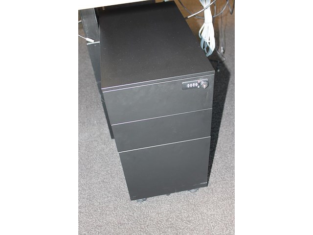 Dubbelzijdig elektrisch zit-sta bureau omt met akoestische scheidingswand, stekkerdoos en 2 verrijdbare lad... onderdeel van combinatiekavel combinatie van 4 dubbelzijdige elektrisch zit-sta bureau omt met akoestische scheidingswand, stekkerdoos en 2 verrijdbare ladekasten. - afbeelding 3 van  4