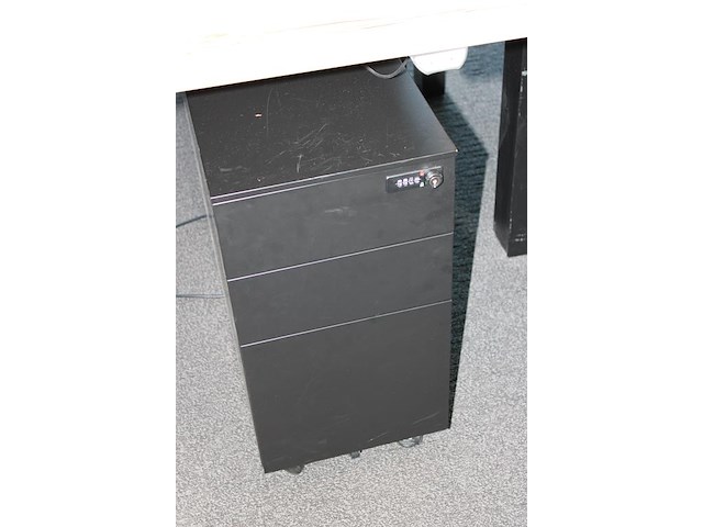 Dubbelzijdig elektrisch zit-sta bureau omt met akoestische scheidingswand, stekkerdoos en 2 verrijdbare lad... onderdeel van combinatiekavel combinatie van 4 dubbelzijdige elektrisch zit-sta bureau omt met akoestische scheidingswand, stekkerdoos en 2 verrijdbare ladekasten. - afbeelding 4 van  4