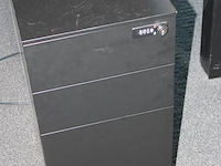 Dubbelzijdig elektrisch zit-sta bureau omt met akoestische scheidingswand, stekkerdoos en 2 verrijdbare lad... onderdeel van combinatiekavel combinatie van 4 dubbelzijdige elektrisch zit-sta bureau omt met akoestische scheidingswand, stekkerdoos en 2 verrijdbare ladekasten. - afbeelding 4 van  4