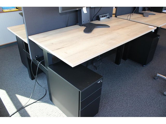 Dubbelzijdig elektrisch zit-sta bureau omt met akoestische scheidingswand, stekkerdoos en 2 verrijdbare lad... onderdeel van combinatiekavel combinatie van 4 dubbelzijdige elektrisch zit-sta bureau omt met akoestische scheidingswand, stekkerdoos en 2 verrijdbare ladekasten. - afbeelding 1 van  3