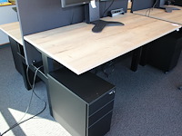 Dubbelzijdig elektrisch zit-sta bureau omt met akoestische scheidingswand, stekkerdoos en 2 verrijdbare lad... onderdeel van combinatiekavel combinatie van 4 dubbelzijdige elektrisch zit-sta bureau omt met akoestische scheidingswand, stekkerdoos en 2 verrijdbare ladekasten.