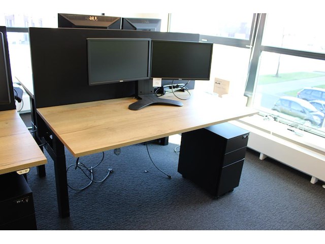 Dubbelzijdig elektrisch zit-sta bureau omt met akoestische scheidingswand, stekkerdoos en 2 verrijdbare lad... onderdeel van combinatiekavel combinatie van 4 dubbelzijdige elektrisch zit-sta bureau omt met akoestische scheidingswand, stekkerdoos en 2 verrijdbare ladekasten. - afbeelding 2 van  3