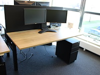 Dubbelzijdig elektrisch zit-sta bureau omt met akoestische scheidingswand, stekkerdoos en 2 verrijdbare lad... onderdeel van combinatiekavel combinatie van 4 dubbelzijdige elektrisch zit-sta bureau omt met akoestische scheidingswand, stekkerdoos en 2 verrijdbare ladekasten. - afbeelding 2 van  3