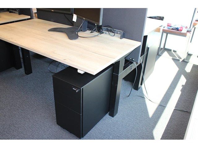 Dubbelzijdig elektrisch zit-sta bureau omt met akoestische scheidingswand, stekkerdoos en 2 verrijdbare lad... onderdeel van combinatiekavel combinatie van 4 dubbelzijdige elektrisch zit-sta bureau omt met akoestische scheidingswand, stekkerdoos en 2 verrijdbare ladekasten. - afbeelding 3 van  3