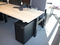 Dubbelzijdig elektrisch zit-sta bureau omt met akoestische scheidingswand, stekkerdoos en 2 verrijdbare lad... onderdeel van combinatiekavel combinatie van 4 dubbelzijdige elektrisch zit-sta bureau omt met akoestische scheidingswand, stekkerdoos en 2 verrijdbare ladekasten. - afbeelding 3 van  3