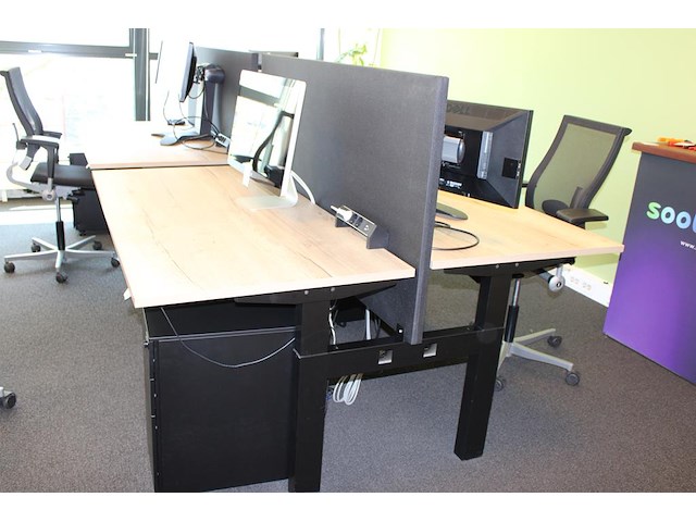 Dubbelzijdig elektrisch zit-sta bureau omt met akoestische scheidingswand, stekkerdoos en 2 verrijdbare lad... onderdeel van combinatiekavel combinatie van 4 dubbelzijdige elektrisch zit-sta bureau omt met akoestische scheidingswand, stekkerdoos en 2 verrijdbare ladekasten. - afbeelding 1 van  3