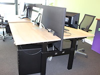 Dubbelzijdig elektrisch zit-sta bureau omt met akoestische scheidingswand, stekkerdoos en 2 verrijdbare lad... onderdeel van combinatiekavel combinatie van 4 dubbelzijdige elektrisch zit-sta bureau omt met akoestische scheidingswand, stekkerdoos en 2 verrijdbare ladekasten.