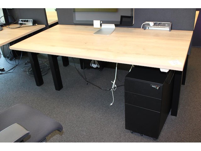 Dubbelzijdig elektrisch zit-sta bureau omt met akoestische scheidingswand, stekkerdoos en 2 verrijdbare lad... onderdeel van combinatiekavel combinatie van 4 dubbelzijdige elektrisch zit-sta bureau omt met akoestische scheidingswand, stekkerdoos en 2 verrijdbare ladekasten. - afbeelding 2 van  3