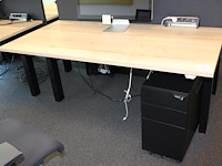 Dubbelzijdig elektrisch zit-sta bureau omt met akoestische scheidingswand, stekkerdoos en 2 verrijdbare lad... onderdeel van combinatiekavel combinatie van 4 dubbelzijdige elektrisch zit-sta bureau omt met akoestische scheidingswand, stekkerdoos en 2 verrijdbare ladekasten. - afbeelding 2 van  3
