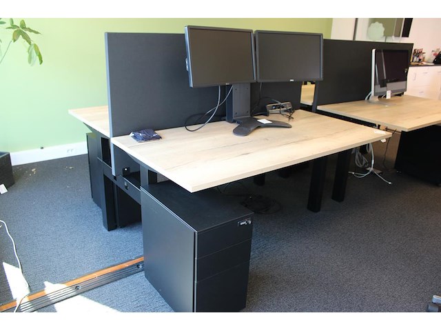 Dubbelzijdig elektrisch zit-sta bureau omt met akoestische scheidingswand, stekkerdoos en 2 verrijdbare lad... onderdeel van combinatiekavel combinatie van 4 dubbelzijdige elektrisch zit-sta bureau omt met akoestische scheidingswand, stekkerdoos en 2 verrijdbare ladekasten. - afbeelding 3 van  3