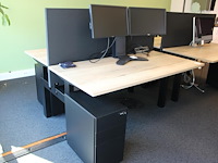 Dubbelzijdig elektrisch zit-sta bureau omt met akoestische scheidingswand, stekkerdoos en 2 verrijdbare lad... onderdeel van combinatiekavel combinatie van 4 dubbelzijdige elektrisch zit-sta bureau omt met akoestische scheidingswand, stekkerdoos en 2 verrijdbare ladekasten. - afbeelding 3 van  3