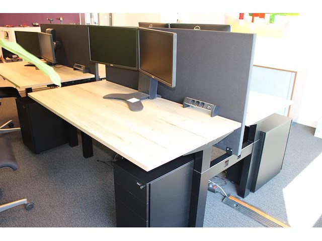 Dubbelzijdig elektrisch zit-sta bureau omt met akoestische scheidingswand, stekkerdoos en 2 verrijdbare lad... onderdeel van combinatiekavel combinatie van 4 dubbelzijdige elektrisch zit-sta bureau omt met akoestische scheidingswand, stekkerdoos en 2 verrijdbare ladekasten. - afbeelding 1 van  2