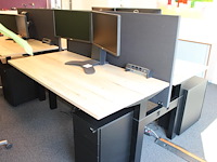 Dubbelzijdig elektrisch zit-sta bureau omt met akoestische scheidingswand, stekkerdoos en 2 verrijdbare lad... onderdeel van combinatiekavel combinatie van 4 dubbelzijdige elektrisch zit-sta bureau omt met akoestische scheidingswand, stekkerdoos en 2 verrijdbare ladekasten.