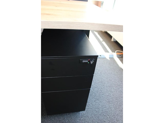 Dubbelzijdig elektrisch zit-sta bureau omt met akoestische scheidingswand, stekkerdoos en 2 verrijdbare lad... onderdeel van combinatiekavel combinatie van 4 dubbelzijdige elektrisch zit-sta bureau omt met akoestische scheidingswand, stekkerdoos en 2 verrijdbare ladekasten. - afbeelding 2 van  2