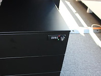 Dubbelzijdig elektrisch zit-sta bureau omt met akoestische scheidingswand, stekkerdoos en 2 verrijdbare lad... onderdeel van combinatiekavel combinatie van 4 dubbelzijdige elektrisch zit-sta bureau omt met akoestische scheidingswand, stekkerdoos en 2 verrijdbare ladekasten. - afbeelding 2 van  2