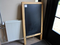 Dubbelzijdig stoepbord met afmeting 72 x 140 cm.