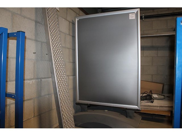 Dubbelzijdig stoepbord met kliklijst met afmeting 90 x 120 cm. - afbeelding 1 van  2