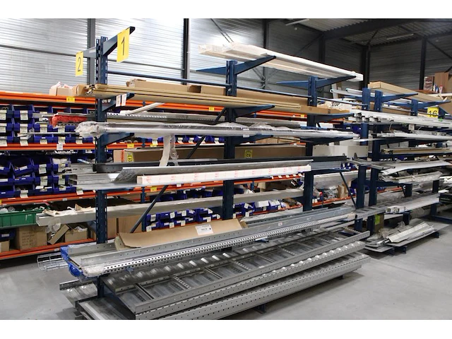 Dubbelzijdige draagarmstelling met vier poten 33 armen. armlengte 50 cm. hoogte 225 cm. breedte 380 cm. onderdeel van combinatiekavel combinatiekavel van drie dubbelzijdige draagarmstellingen. kavels m215, m216 en m217. let op. ophalen op tweede afhaaldag - afbeelding 1 van  3
