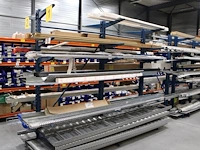 Dubbelzijdige draagarmstelling met vier poten 33 armen. armlengte 50 cm. hoogte 225 cm. breedte 380 cm. onderdeel van combinatiekavel combinatiekavel van drie dubbelzijdige draagarmstellingen. kavels m215, m216 en m217. let op. ophalen op tweede afhaaldag