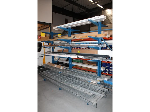 Dubbelzijdige draagarmstelling met vier poten 33 armen. armlengte 50 cm. hoogte 225 cm. breedte 380 cm. onderdeel van combinatiekavel combinatiekavel van drie dubbelzijdige draagarmstellingen. kavels m215, m216 en m217. let op. ophalen op tweede afhaaldag - afbeelding 2 van  3