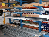 Dubbelzijdige draagarmstelling met vier poten 33 armen. armlengte 50 cm. hoogte 225 cm. breedte 380 cm. onderdeel van combinatiekavel combinatiekavel van drie dubbelzijdige draagarmstellingen. kavels m215, m216 en m217. let op. ophalen op tweede afhaaldag - afbeelding 2 van  3