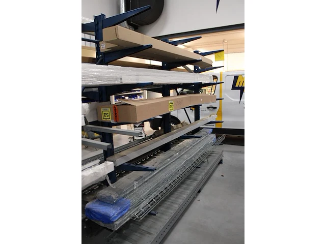 Dubbelzijdige draagarmstelling met vier poten 33 armen. armlengte 50 cm. hoogte 225 cm. breedte 380 cm. onderdeel van combinatiekavel combinatiekavel van drie dubbelzijdige draagarmstellingen. kavels m215, m216 en m217. let op. ophalen op tweede afhaaldag - afbeelding 3 van  3