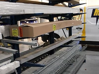 Dubbelzijdige draagarmstelling met vier poten 33 armen. armlengte 50 cm. hoogte 225 cm. breedte 380 cm. onderdeel van combinatiekavel combinatiekavel van drie dubbelzijdige draagarmstellingen. kavels m215, m216 en m217. let op. ophalen op tweede afhaaldag - afbeelding 3 van  3