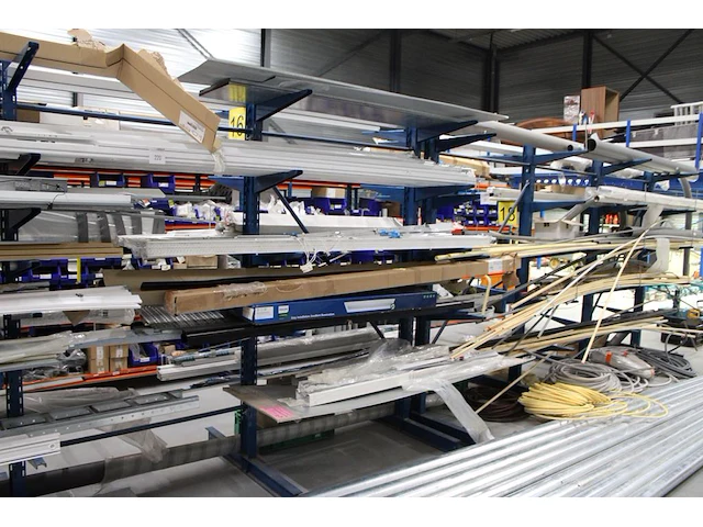 Dubbelzijdige draagarmstelling met vier poten 40 armen. armlengte 50 cm. hoogte 225 cm. breedte 380 cm onderdeel van combinatiekavel combinatiekavel van drie dubbelzijdige draagarmstellingen. kavels m215, m216 en m217. let op. ophalen op tweede afhaaldag - afbeelding 1 van  3