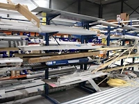 Dubbelzijdige draagarmstelling met vier poten 40 armen. armlengte 50 cm. hoogte 225 cm. breedte 380 cm onderdeel van combinatiekavel combinatiekavel van drie dubbelzijdige draagarmstellingen. kavels m215, m216 en m217. let op. ophalen op tweede afhaaldag
