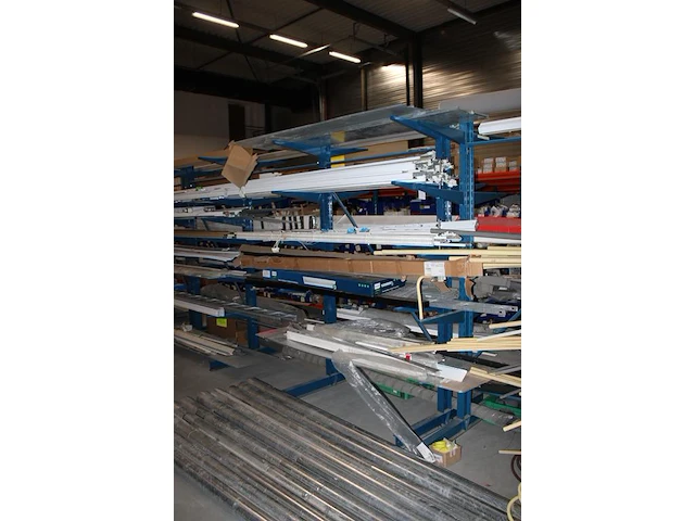 Dubbelzijdige draagarmstelling met vier poten 40 armen. armlengte 50 cm. hoogte 225 cm. breedte 380 cm onderdeel van combinatiekavel combinatiekavel van drie dubbelzijdige draagarmstellingen. kavels m215, m216 en m217. let op. ophalen op tweede afhaaldag - afbeelding 2 van  3