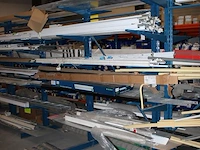 Dubbelzijdige draagarmstelling met vier poten 40 armen. armlengte 50 cm. hoogte 225 cm. breedte 380 cm onderdeel van combinatiekavel combinatiekavel van drie dubbelzijdige draagarmstellingen. kavels m215, m216 en m217. let op. ophalen op tweede afhaaldag - afbeelding 2 van  3