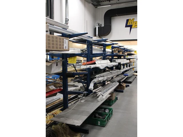Dubbelzijdige draagarmstelling met vier poten 40 armen. armlengte 50 cm. hoogte 225 cm. breedte 380 cm onderdeel van combinatiekavel combinatiekavel van drie dubbelzijdige draagarmstellingen. kavels m215, m216 en m217. let op. ophalen op tweede afhaaldag - afbeelding 3 van  3