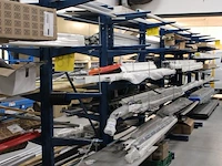 Dubbelzijdige draagarmstelling met vier poten 40 armen. armlengte 50 cm. hoogte 225 cm. breedte 380 cm onderdeel van combinatiekavel combinatiekavel van drie dubbelzijdige draagarmstellingen. kavels m215, m216 en m217. let op. ophalen op tweede afhaaldag - afbeelding 3 van  3