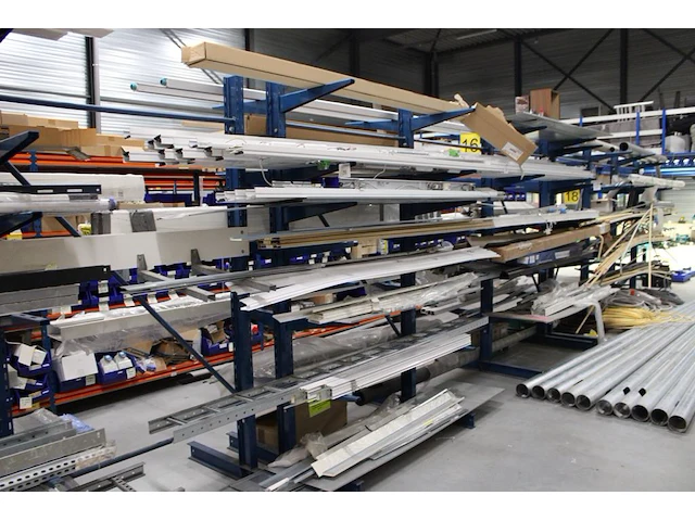 Dubbelzijdige draagarmstelling met vier poten 46 armen. armlengte 50 cm. hoogte 225 cm. breedte 380 cm. onderdeel van combinatiekavel combinatiekavel van drie dubbelzijdige draagarmstellingen. kavels m215, m216 en m217. let op. ophalen op tweede afhaaldag - afbeelding 1 van  3