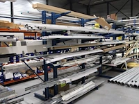 Dubbelzijdige draagarmstelling met vier poten 46 armen. armlengte 50 cm. hoogte 225 cm. breedte 380 cm. onderdeel van combinatiekavel combinatiekavel van drie dubbelzijdige draagarmstellingen. kavels m215, m216 en m217. let op. ophalen op tweede afhaaldag