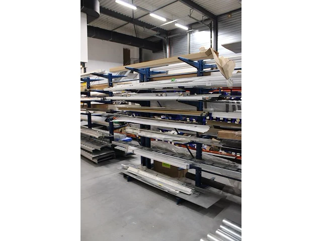 Dubbelzijdige draagarmstelling met vier poten 46 armen. armlengte 50 cm. hoogte 225 cm. breedte 380 cm. onderdeel van combinatiekavel combinatiekavel van drie dubbelzijdige draagarmstellingen. kavels m215, m216 en m217. let op. ophalen op tweede afhaaldag - afbeelding 2 van  3
