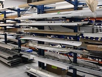Dubbelzijdige draagarmstelling met vier poten 46 armen. armlengte 50 cm. hoogte 225 cm. breedte 380 cm. onderdeel van combinatiekavel combinatiekavel van drie dubbelzijdige draagarmstellingen. kavels m215, m216 en m217. let op. ophalen op tweede afhaaldag - afbeelding 2 van  3