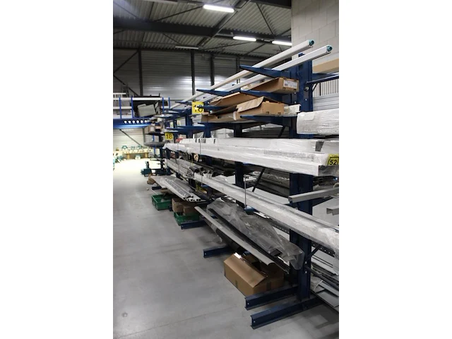 Dubbelzijdige draagarmstelling met vier poten 46 armen. armlengte 50 cm. hoogte 225 cm. breedte 380 cm. onderdeel van combinatiekavel combinatiekavel van drie dubbelzijdige draagarmstellingen. kavels m215, m216 en m217. let op. ophalen op tweede afhaaldag - afbeelding 3 van  3