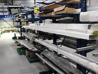 Dubbelzijdige draagarmstelling met vier poten 46 armen. armlengte 50 cm. hoogte 225 cm. breedte 380 cm. onderdeel van combinatiekavel combinatiekavel van drie dubbelzijdige draagarmstellingen. kavels m215, m216 en m217. let op. ophalen op tweede afhaaldag - afbeelding 3 van  3