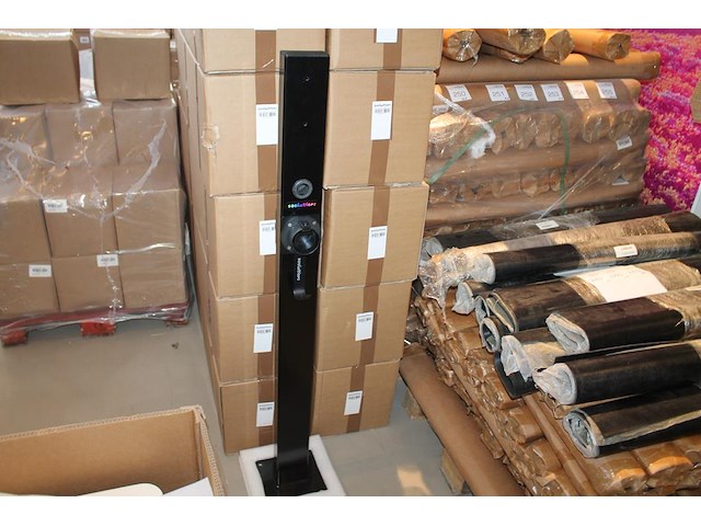 Dubbelzijdige laadpaal met betonnen voet, hoogte 130 cm, 2 kabelhaken en houders voor stekker. - afbeelding 1 van  4