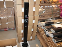 Dubbelzijdige laadpaal met betonnen voet, hoogte 130 cm, 2 kabelhaken en houders voor stekker. - afbeelding 1 van  4