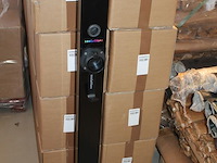 Dubbelzijdige laadpaal met betonnen voet, hoogte 130 cm, 2 kabelhaken en houders voor stekker. - afbeelding 2 van  4