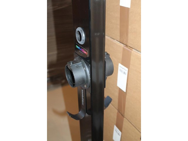 Dubbelzijdige laadpaal met betonnen voet, hoogte 130 cm, 2 kabelhaken en houders voor stekker. - afbeelding 3 van  4