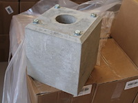 Dubbelzijdige laadpaal met betonnen voet, hoogte 130 cm, 2 kabelhaken en houders voor stekker. - afbeelding 4 van  4