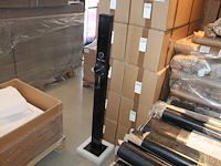 Dubbelzijdige laadpaal met betonnen voet, hoogte 130 cm, 2 kabelhaken en houders voor stekker. - afbeelding 1 van  4