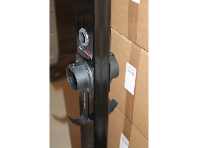 Dubbelzijdige laadpaal met betonnen voet, hoogte 130 cm, 2 kabelhaken en houders voor stekker. - afbeelding 3 van  4