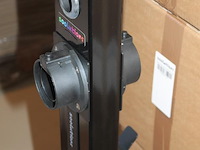 Dubbelzijdige laadpaal met betonnen voet, hoogte 130 cm, 2 kabelhaken en houders voor stekker. - afbeelding 3 van  4